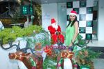 Pooja Chopra spends Christmas with children at Tata Docomo store in Bandra on 24th Dec 2009 (33).JPG